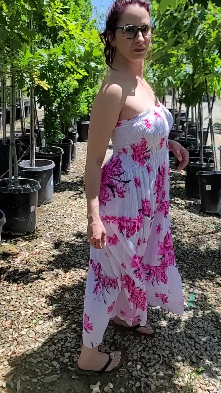 Milf flashing the goods : video clip