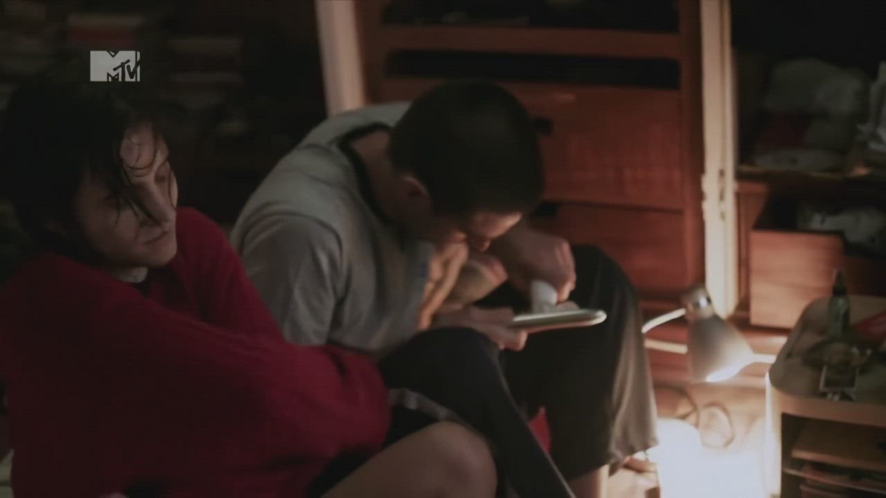 Brazilian actress Bianca Comparato (from Netflix's 3%) called a friend to play rough with her in a lazy afternoon : video clip