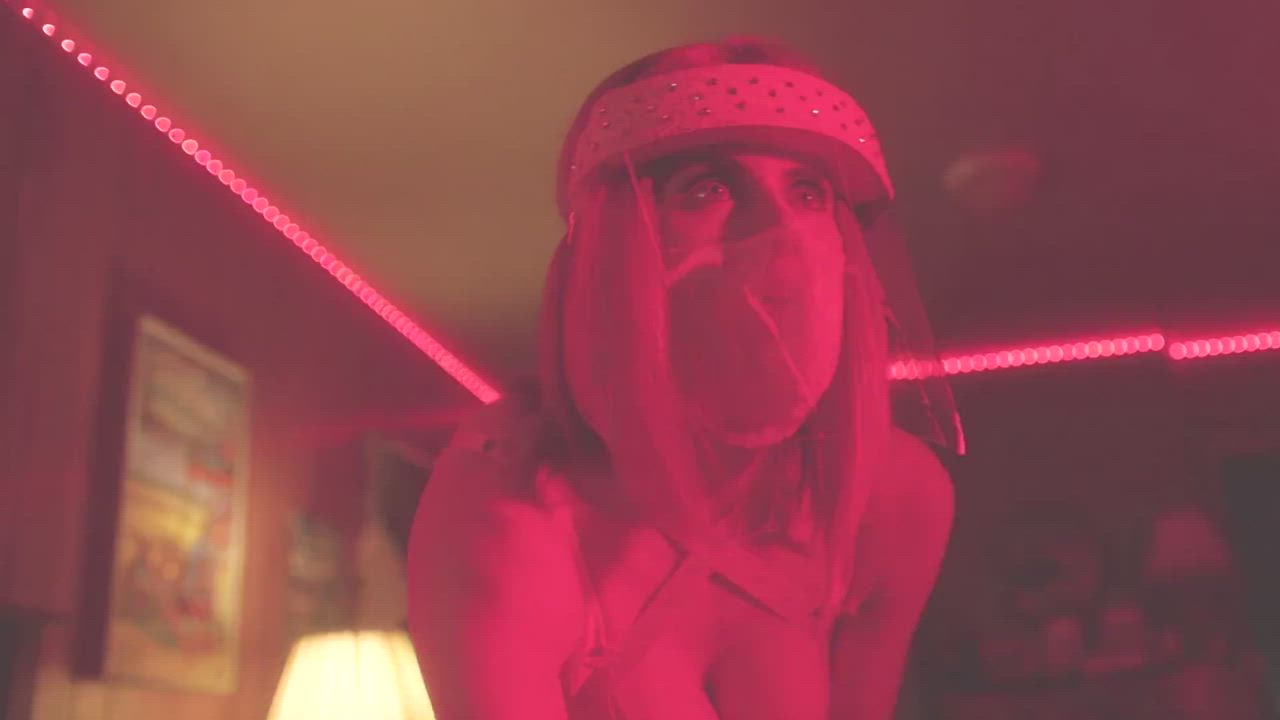 Alexandra Daddario in Songbird : video clip