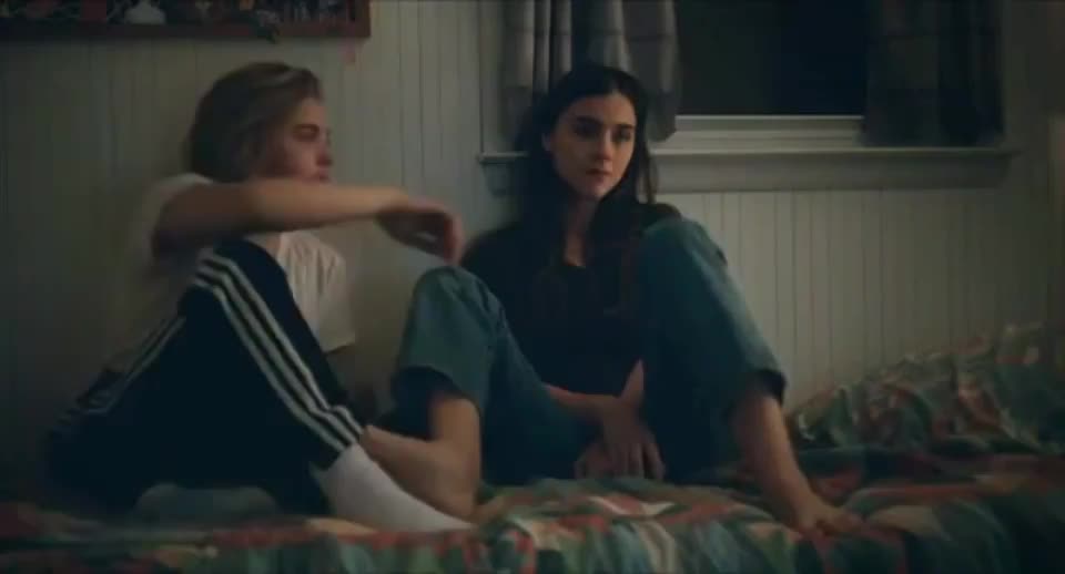 Chloe Grace Moretz kissing Quinn Shepard : video clip