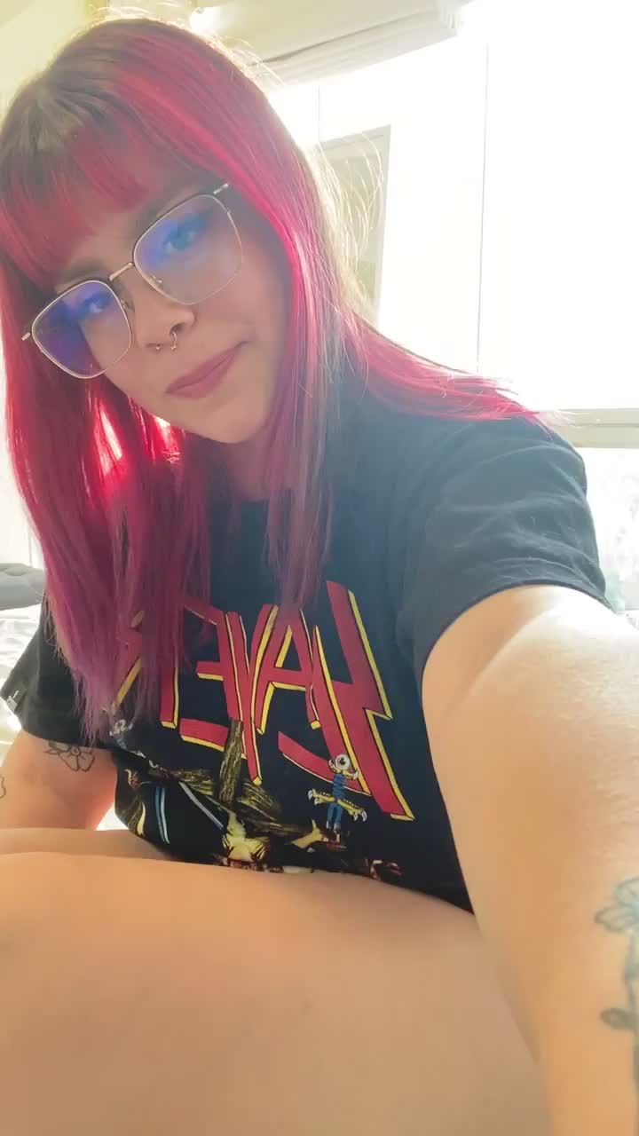 Spreading my legs with a View, waiting you between them : video clip