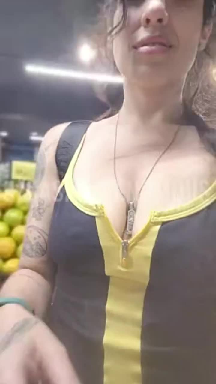 [GIF] Flashing (again) at my favorite grocery store : video clip
