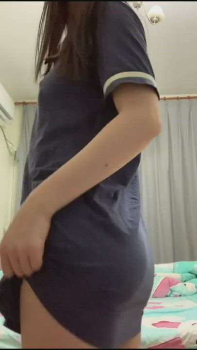 My whole body is perfect, but especially my backside... : video clip
