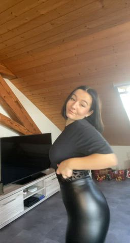 Well I can’t offer you food, but I can give you my body instead : video clip