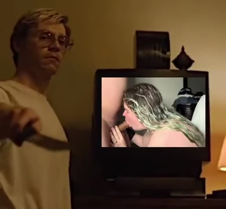 Sit down and watch me suck cock like a professional : video clip