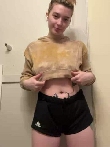 Headed to the gym without a bra, I call it daddy hunting : video clip