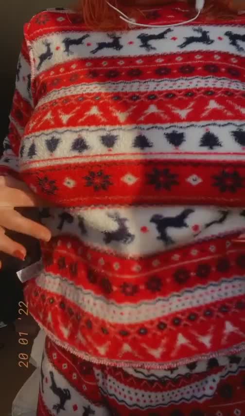 Feeling festive jiggling these gs : video clip