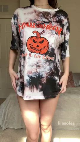Surprise! There's a cute little body hiding under this big shirt : video clip