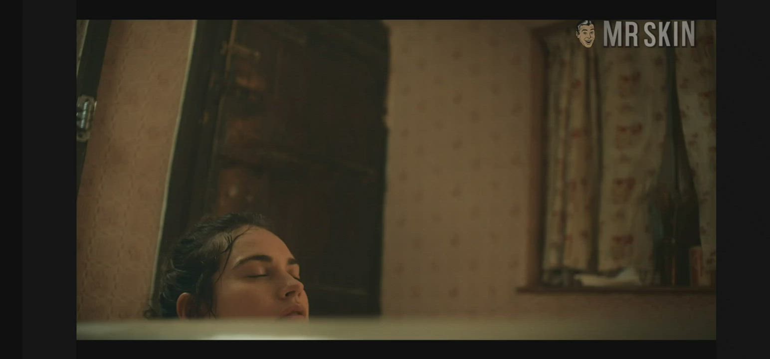 Lily james in the Tub : video clip