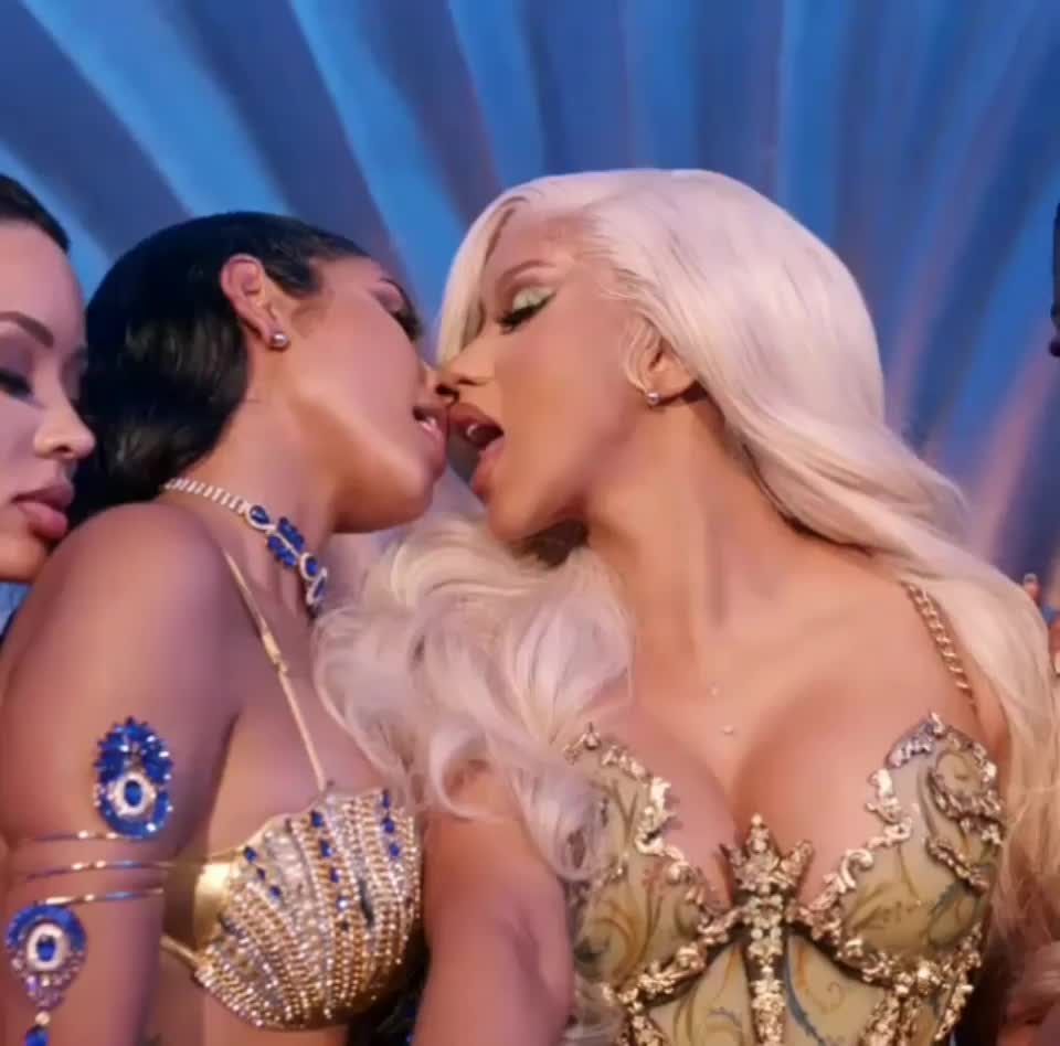 This Cardi B scene omg 🤤 : video clip