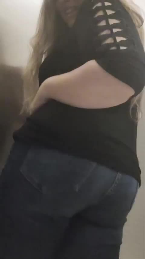 I hope your thick coworker gives you a boner : video clip