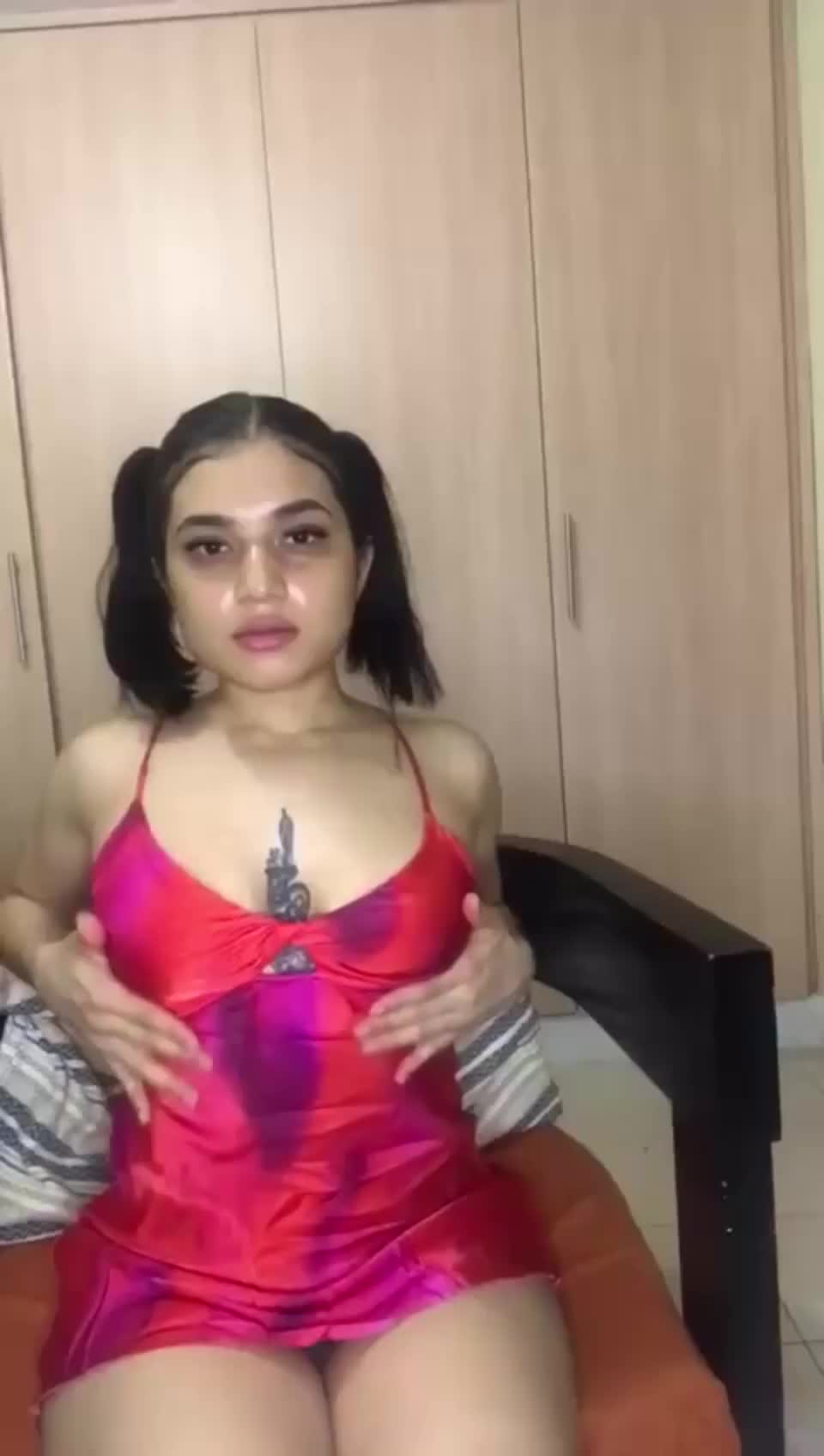 pale short and ready to f : video clip