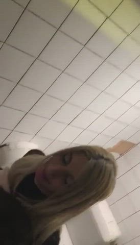 Why girls take so long in the bathroom : video clip