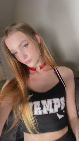 What it would look like right before you let a horny cheerleader sit on your face : video clip