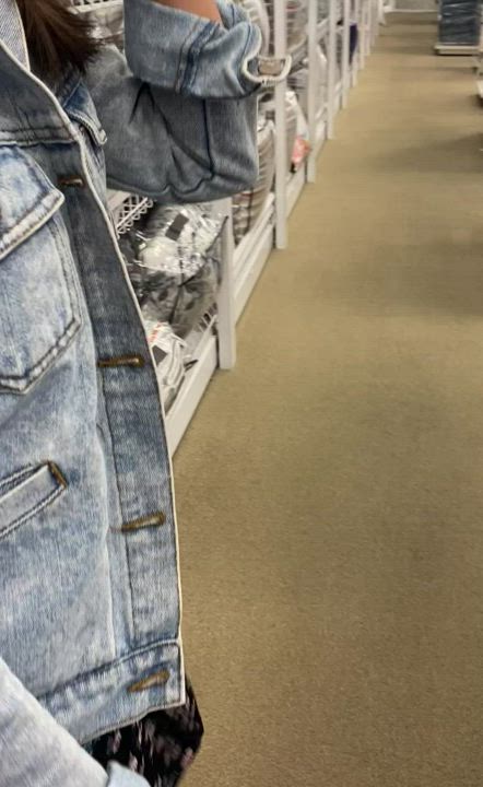 Found a great deal on a comforter. So I had to do some booty shaking. [GIF] : video clip