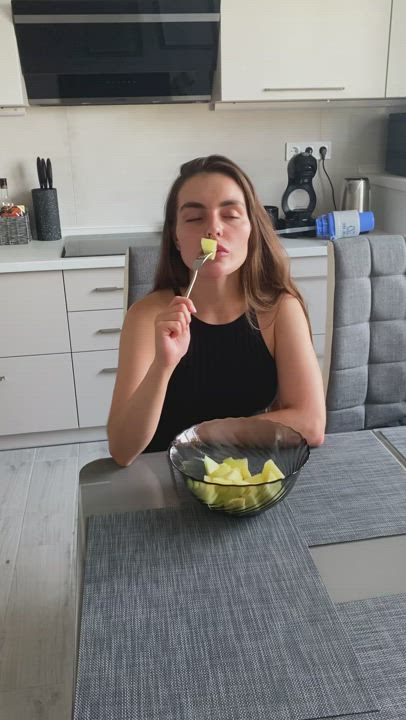 Are you hungry? [F] : video clip