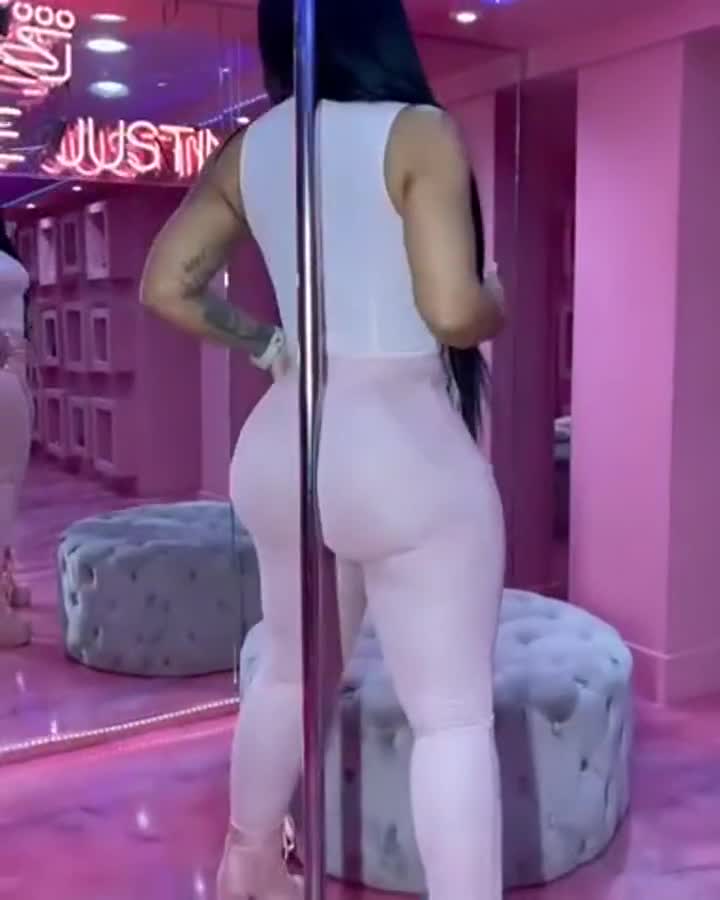 You definitely need to have a big dick to fuck her 😂😂🥵 : video clip