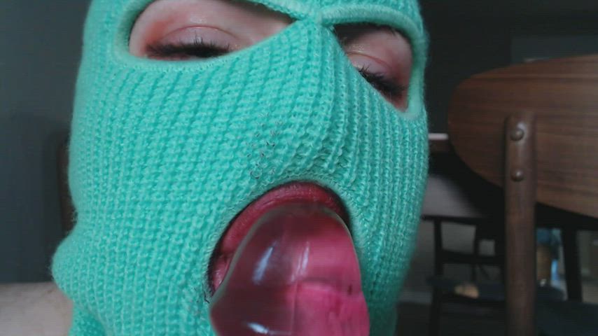 Teasing a dildo with my mouth : video clip