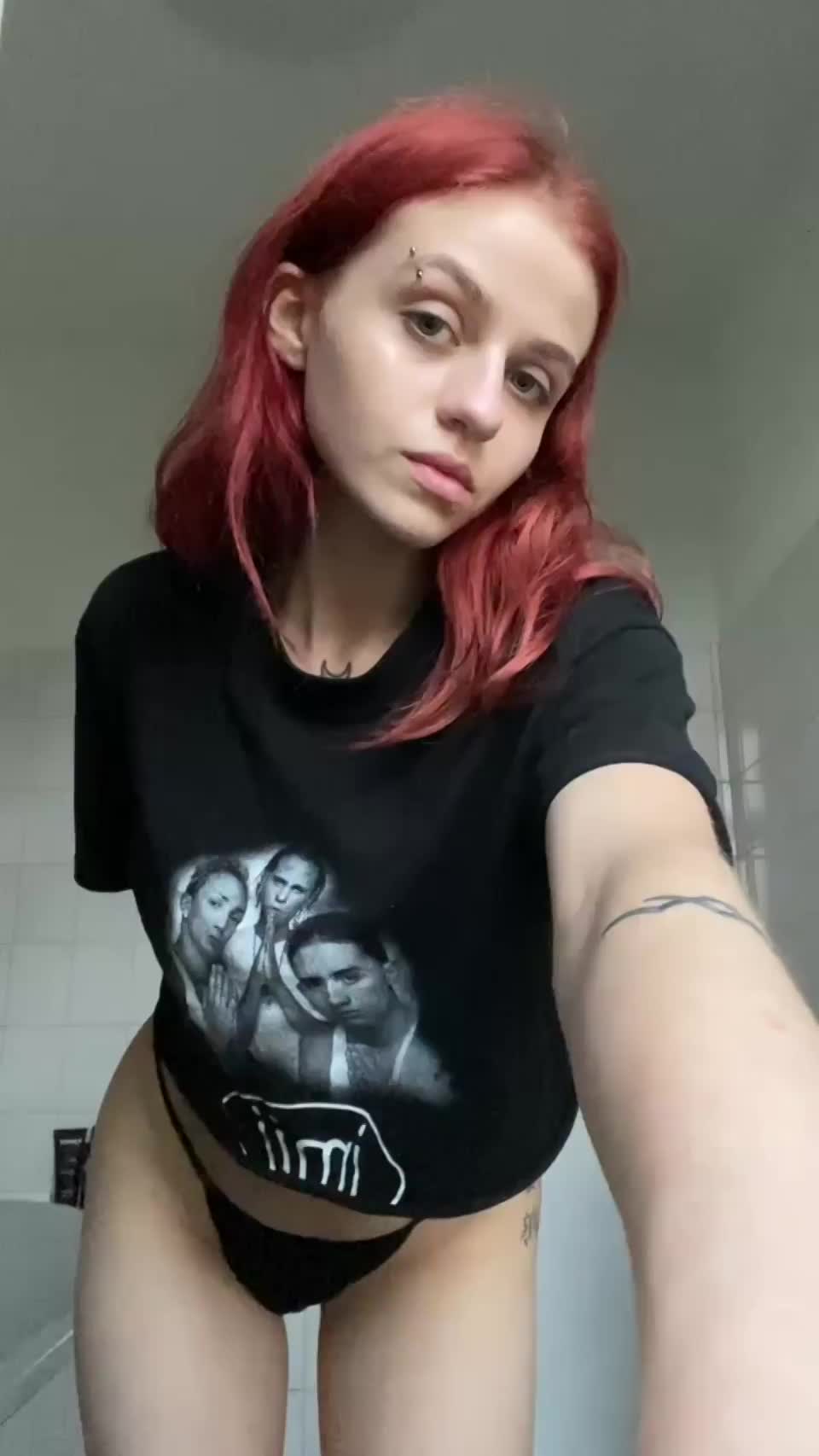 I‘m only 18 and I‘d fuck an older man 🙈 : video clip