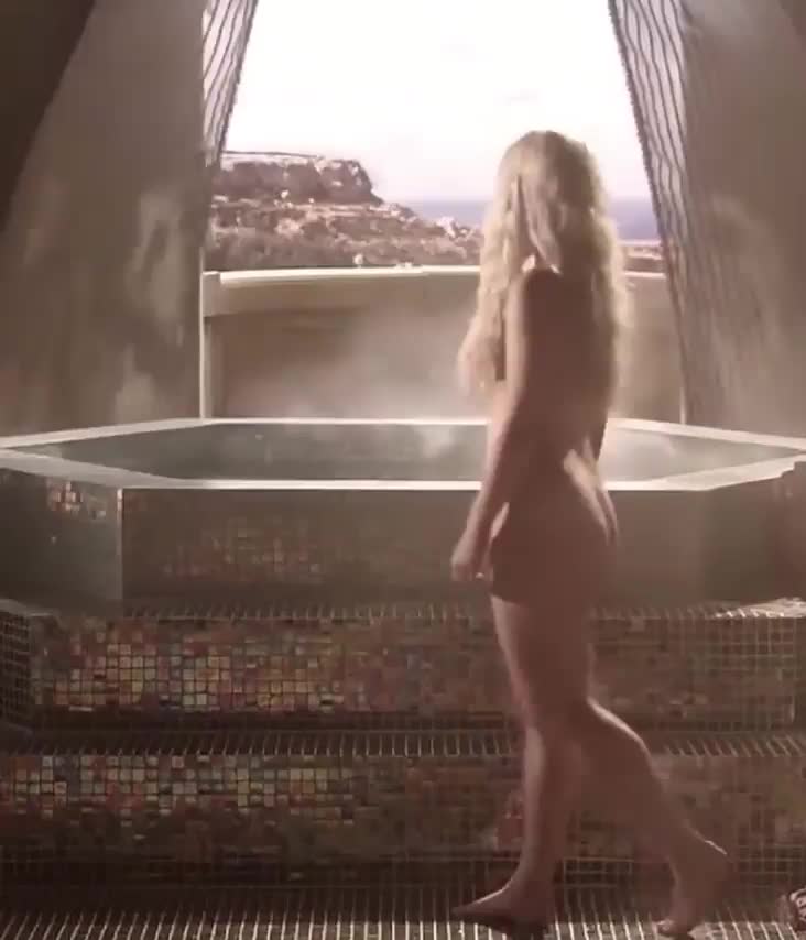Emilia Clarke's fat ass is irresistible : video clip