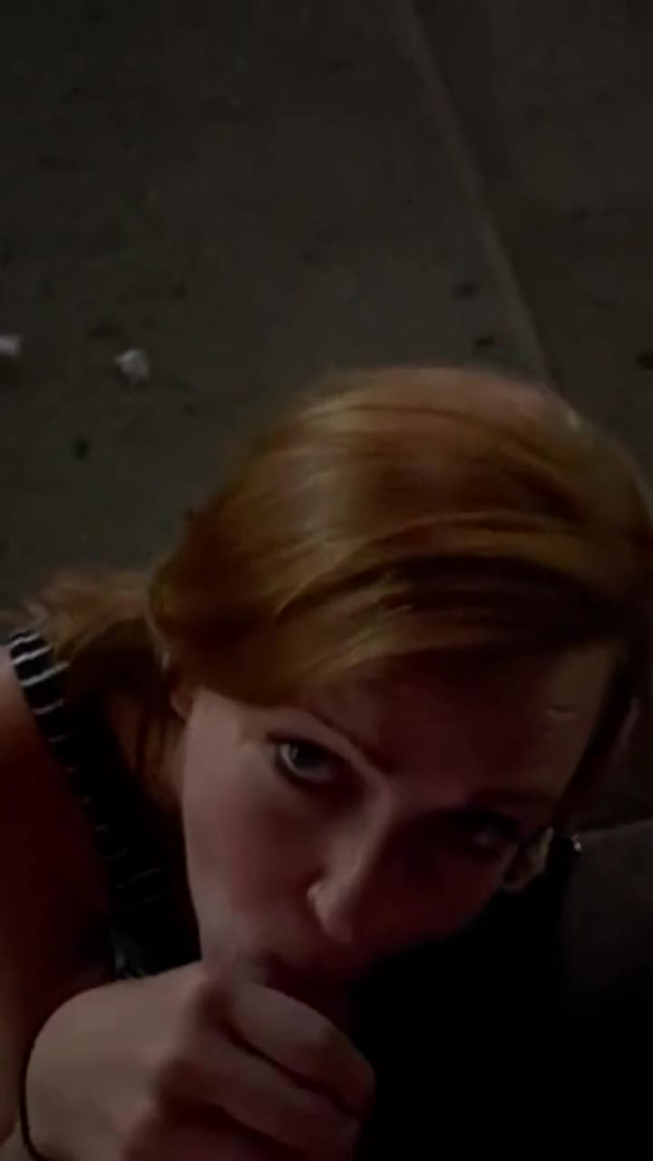 Very public BJ on a street corner in NYC : video clip