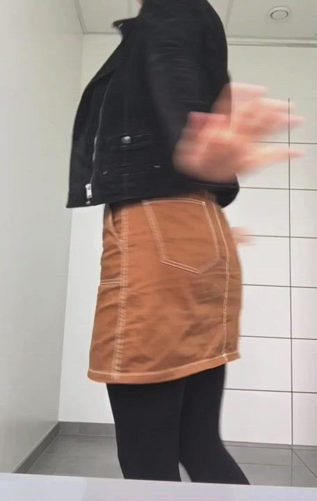Ever wondered if the quiet girl in the office is secretly a freak? I’m here to tell you that yeah, she probably is. [f] : video clip