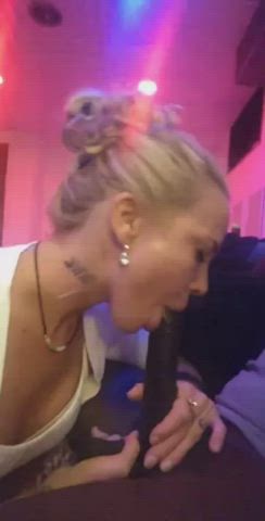 Blonde Sucking Black Cock : video clip