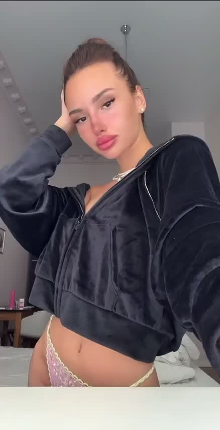 4'8 and built for cum : video clip