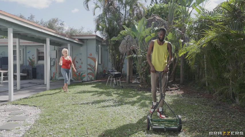 [FFM] High Queen Of Her Suburban Neighborhood : video clip