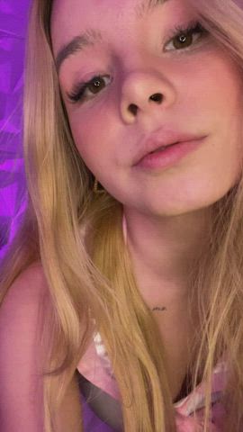 would u date a 18 yrs old blonde gaming girl : video clip
