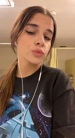 Can I wiggle my 18 year old ass... I would love to do that in front of you : video clip