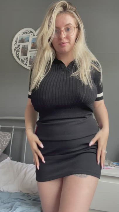 Apparently an hourglass figure is the pinnacle of being “breedable” : video clip