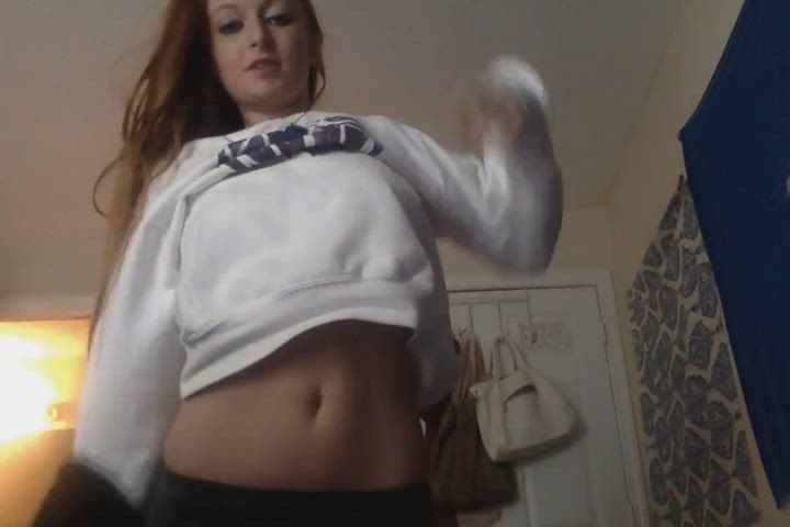 Hot redhead taking off her clothes : video clip