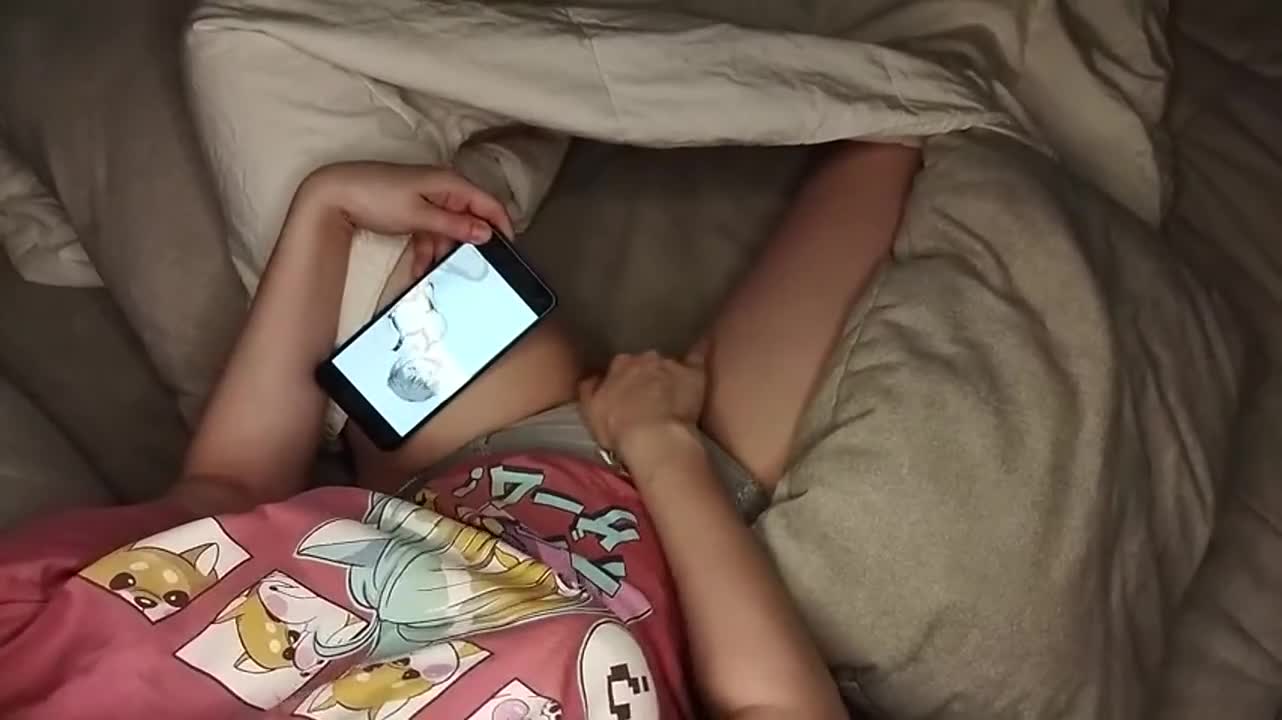 She rubs pussy while watching hentai porn until orgasm : video clip