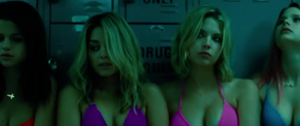 Selena Gomez, Vanessa Hudgens, Ashley Benson & Rachel Korine [Spring Breakers] : video clip