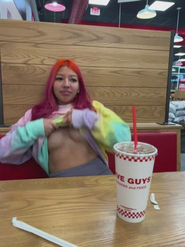 It is a good for a burger, isn’t it? [GIF] : video clip