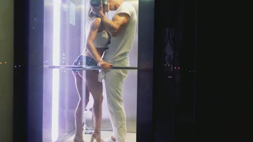 Mia Bandini Fucked in an Elevator : video clip