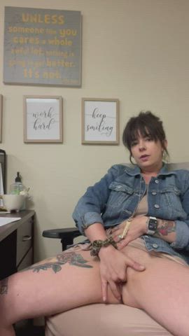 In the office being a slut : video clip