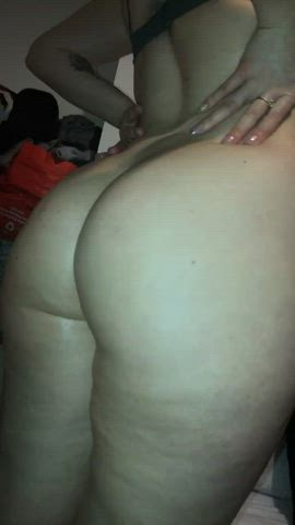 I’ve got a surprise between my thick cheeks : video clip