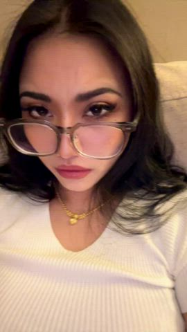 come chill with me and my pillows : video clip