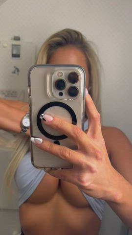 Some of the best tits you'll see flashing on a plane : video clip