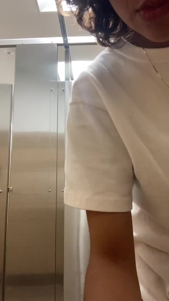 I can be your tiny gf that does the dishes and all your laundry : video clip