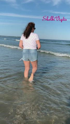 [F]lashing my boobs at the beach. Was definitely noticed! [GIF] : video clip