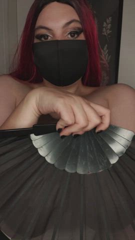 Oh it’s so hot today, can anybody help me freshen up my boobs? : video clip
