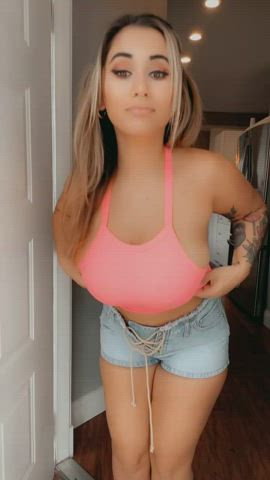 Pov : your neighbor in her door way doing this 💗begging for a cream pie : video clip