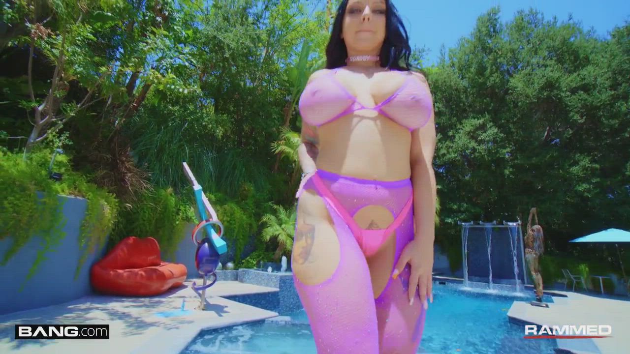 Payton Preslee - wants to smother your face with her titties : video clip