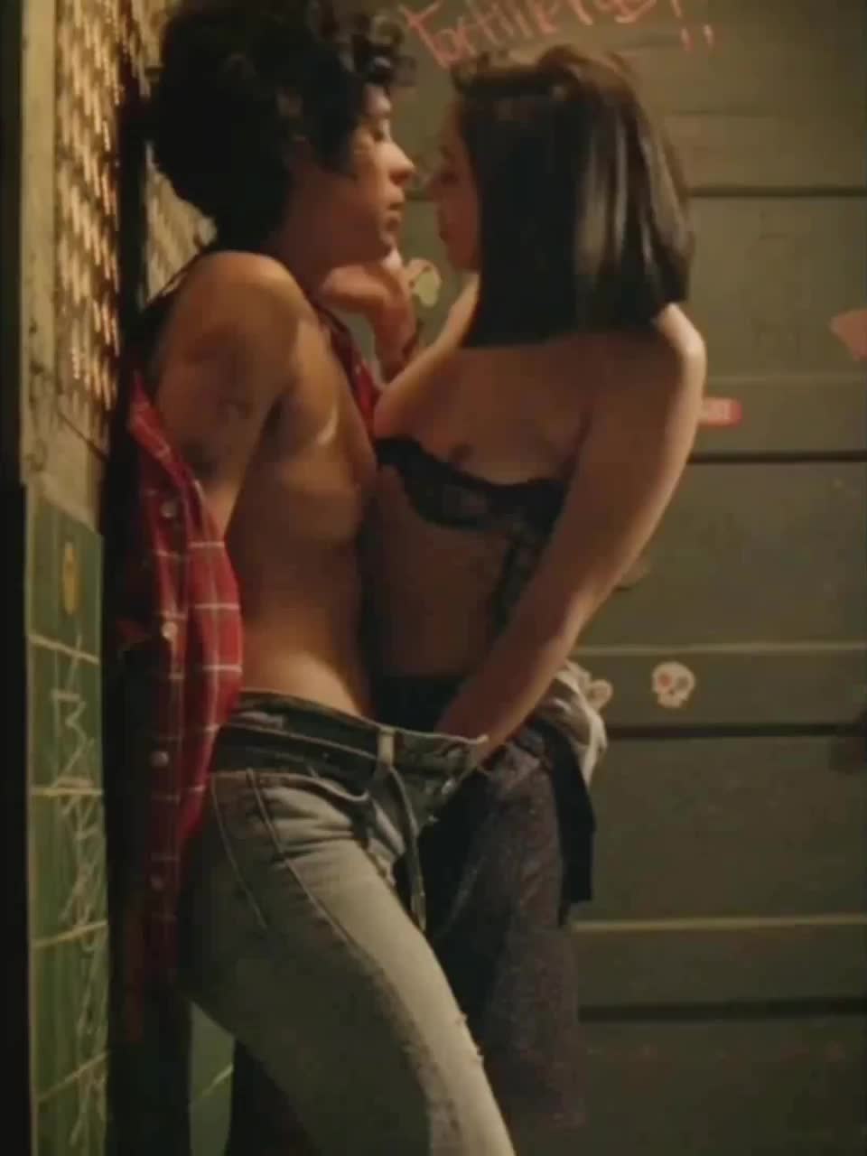Roberta Colindrez & Mishel Prada in "Vida" (S02E10) : video clip