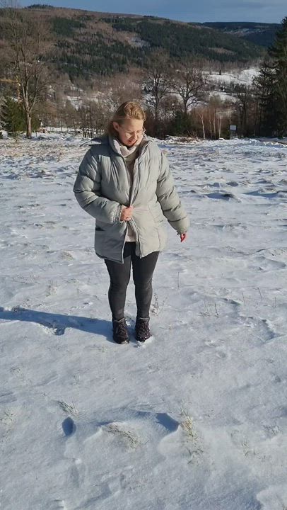 It was so cold that my nipples hardened literally in seconds. : video clip