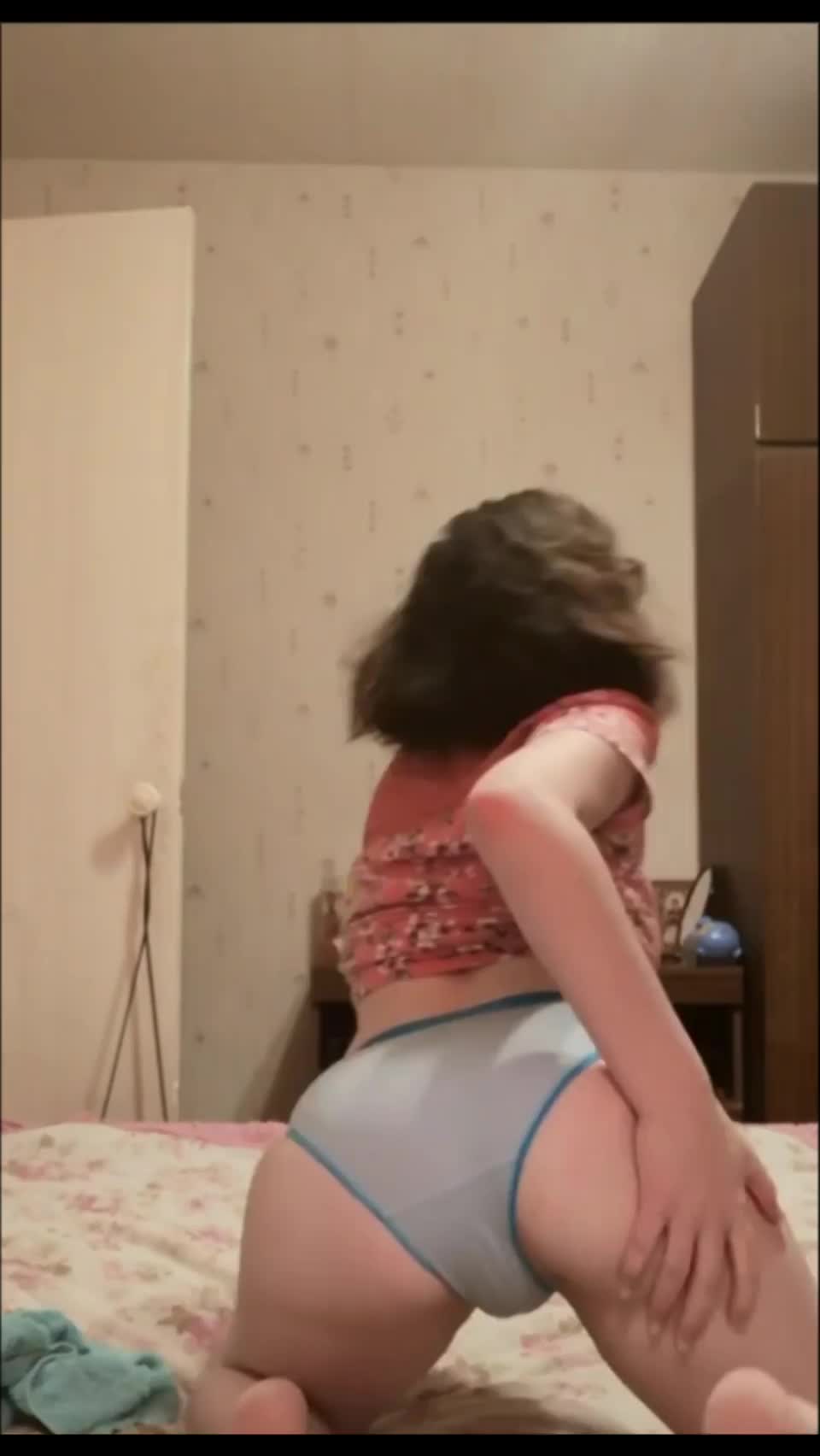 My hole so wants to be stretched : video clip