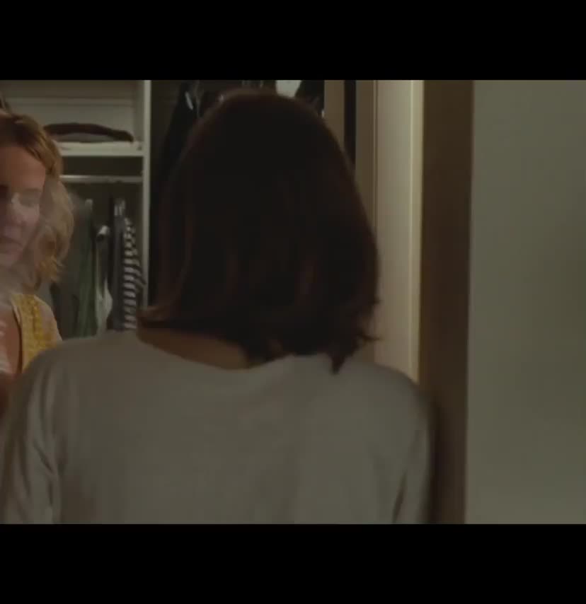 Elizabeth Olsen side boob : video clip